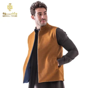 سديري رجالي شتوي بتصميم سعودي لون هافان فخم يلبس فوق ثوب داكن من تشكيلة لوازم كسوة