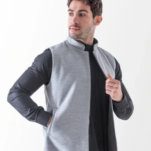 سديري رجالي شتوي باللون الرمادي الفاتح منسق بأسلوب عصري مع ثوب أسود من لوازم كسوة