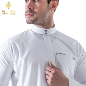 تفاصيل الياقة السعودي والتطعيم الخفيف على الجيب في ثوب سعودي صيفي موديل سهيل.