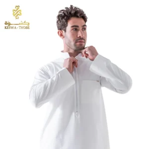 صورة جانبية توضح تفصيلة كم البالطو وحرية الحركة في الجلابية الرجالي الصيفي.