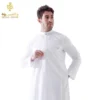 ثوب سعودي صيفي كلاسيك أبيض موديل سراج بلياقة فرنسية وتفاصيل خياطة عرض الدواسة من كسوة