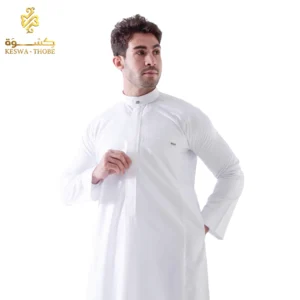 ثوب سعودي صيفي كلاسيك أبيض موديل سراج بلياقة فرنسية وتفاصيل خياطة عرض الدواسة من كسوة