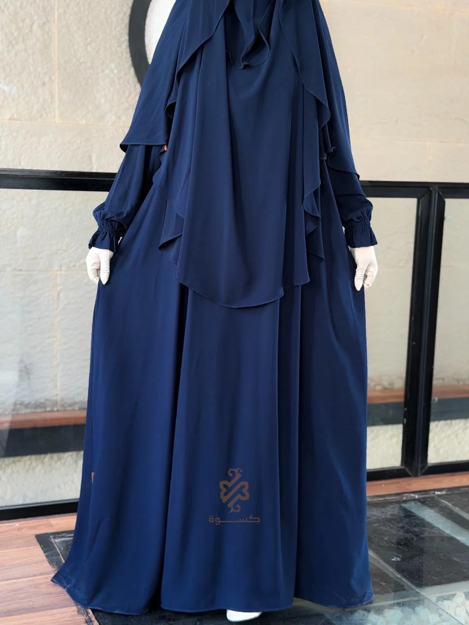 القصة الانسيابية في طقم فرنسي 3 قطع موديل سلمى كحلي