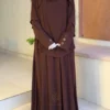 تفاصيل الأكمام والأزرار في طقم خروج شرعي بني موديل ليان