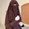 تناسق النقاب واللثمة في طقم فرنسي نسائي موديل ليان بني