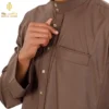تفاصيل النصف لياقة والزراير المربعة في جلابية رجالي خليجي