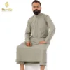 راحة خامة الجولدن TR في جلابية رجالي خليجي أثناء الجلوس